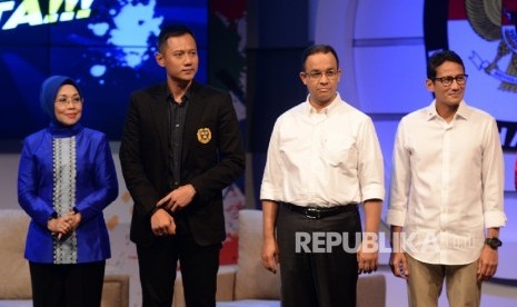 Pasangan cagub dan cawagub DKI Anies Baswedan-Sandiaga Uno dan Agus H Yudhoyono dan Sylviana Murni a peluncuran Jumpa Calon Pemimpin Jakarta di Studio Jak TV, Jakarta, Jumat (21/10) malam