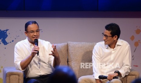 Pasangan Cagub dan Cawagub DKI Anies Baswedan dan Sandiaga Uno saat diskusi pada peluncuran Jumpa Calon Pemimpin Jakarta di Studio Jak TV, Jakarta, Jumat (21/10) malam.