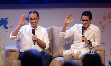 Pasangan Cagub dan Cawagub DKI Anies Baswedan dan Sandiaga Uno memberikan salam saat peluncuran Jumpa Calon Pemimpin Jakarta di Studio Jak TV, Jakarta, Jumat (21/10) malam.