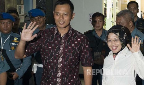 Pasangan Cagub dan Cawagub DKI Jakarta Agus Harimurti Yudhoyono (kiri) dan Sylviana (kanan) melambaikan tangan usai menjalani tes kesehatan di RSAL Mintohardjo, Jakarta, Sabtu (24/9)