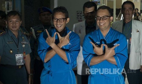 Pasangan Cagub dan Cawagub DKI Jakarta Anies Baswedan (kiri) dan Sandiaga Uno (kedua kiri) berpose saat tiba sebelum menjalani tes kesehatan di RSAL Mintohardjo, Jakarta, Sabtu (24/9). 