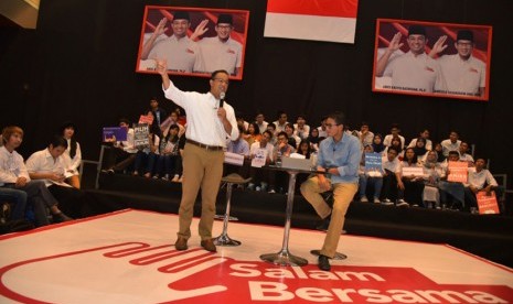 Pasangan cagub dan cawagub DKI Jakarta, Anies Baswedan-Sandiaga Uno, menghadiri acara 'Rabu Bersama' di GOR Sunter, Jakarta Utama, Rabu (11/1). 