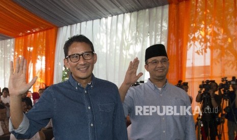 Pasangan Cagub dan Cawagub DKI Jakarta terpilih Anies Baswedan (kanan) dan Sandiaga Uno 