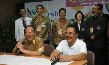 Pasangan cagub dan cawagub, Irianto MS Syafiuddin alias Yance (kiri) dan Tatang Farhanul Hakim (kanan), kepada wartawan menceriterakan pengalaman usai tes kesehatan di Rumah Sakit Hasan Sadikin (RSHS), Bandung, Ahad (25/11).