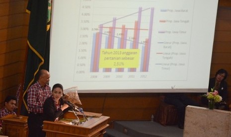 Pasangan cagub dan cawagub Jabar, Rieke Diah Pitaloka dan Teten Masduki menyampaikan Programnya pada acara 'Penyampaian Visi Misi dan Program Pasangan Calon Gubernur dan Wakil Gubernur Jabar Periode 2013-2018' di Ruang Rapat paripurna DPRD Provinsi Jabar, 