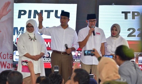 Pasangan cagub dan cawagub nomor tiga DKI Jakarta Anies Baswedan-Sandiaga Uno bersama pasangan bertemu usai pencoblosan di Posko Pemenangan Cicurug, Jakarta Pusat, Rabu (15/2).