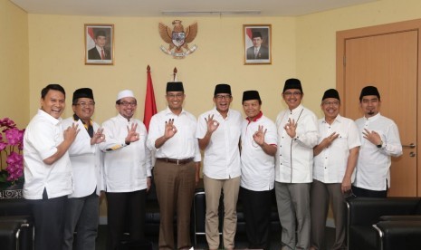  Pasangan Cagub dan Cawagub nomer tiga DKI Jakarta Anies Baswedan - Sandiaga Uno foto bersama di Posko Pemenangan Cicurug, Menteng, Jakarta, Rabu (15/2).