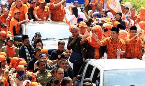  Pasangan cagub DKI Jakarta, Hidayat Nurwahid - Didik J Rachbini (kanan), menyapa ribuan pendukungnya dengan menggunakan mobil bak terbuka saat mengikuti kampanye terbuka di GOR Soemantri Brodjonegoro, Kuningan, Jakarta, Minggu (1/7). 