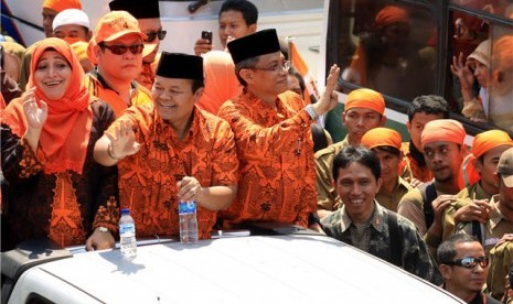 Pasangan cagub DKI Jakarta, Hidayat Nurwahid - Didik J Rachbini menyapa ribuan pendukungnya dengan menggunakan mobil bak terbuka saat mengikuti kampanye terbuka di GOR Soemantri Brodjonegoro, Kuningan, Jakarta, Minggu (1/7). 