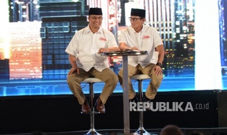  Pasangan cagub DKI nomor tiga Anies Baswedan-Sandiaga Uno saat mengikuti debat kedua cagub-cawagub DKI Jakarta di Jakarta, Jumat (27/1) malam.