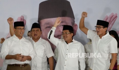 Pasangan Cagub nomer tiga Pilkada DKI Jakarta Anies Baswedan, Ketua Umum DPP Gerindra Prabowo Subianto, Presiden PKS Sohibul Iman, dan Cawagub nomer satu Pilkada DKI Jakarta Sandiaga Uno (dari kiri) melakukan usai konferensi pers.