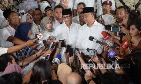 Pasangan Cagub nomer tiga Pilkada DKI Jakarta Anies Baswedan dan Sandiaga Uno menghadiri konferensi pers menanggapi pelaksanaan Pilkada DKI Jakarta di Jakarta, Rabu (15/2).