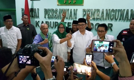 Pasangan calon Bupati dan Wakil Bupati Bogor, Ade Yasin-Iwan Setiawan merayakan kemenangan setelah unggul dalam hitung cepat Pilbup Bogor 2018, Rabu (27/6).