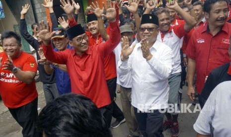 Pasangan calon bupati/wakil bupati petahana Syahri Mulyo (ketiga kiri) dan Maryoto Bhirowo (kedua kanan) 