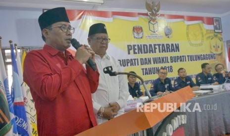 bupati/wakil bupati pejawat Syahri Mulyo (kiri) dan Maryoto Bhirowo (kedua kiri) 