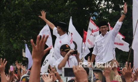 Pasangan calon Gubernur Anies Baswedan dan Wakil Gubernur Sandiaga Uno, menyapa pendukungnya pada acara kampanye pencalonan dirinya di Jakarta, Ahad (5/2).