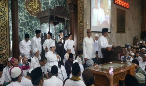 Pasangan calon Gubernur Anies Baswedan-Sandiaga Uno menghadiri zikir dan doa bersama yang digelar di Masjid Agung Sunda Kelapa, Jakarta Pusat, Kamis (9/2).