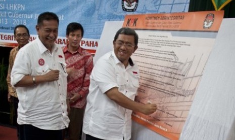 Pasangan Calon Gubernur (Cagub) dan Calon Wakil Gubernur (Cawagub), Ahmad Heryawan (kanan) bersama Deddy Mizwar (duar dari kiri) mengikuti penandatanganan Komitmen Berintegritas Cagub dan Cawagub Provinsi Jawa Barat Periode 2013-2018 di Gedung Sate, Bandun