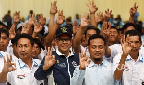 Pasangan calon Gubernur/Cawagub Sulsel Nurdin Abdullah (kedua kiri)-Andi Sudirman Sulaiman (kedua kanan) 