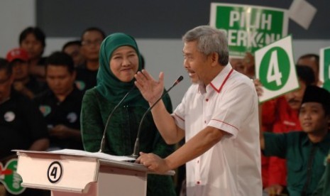 Pasangan calon gubernur dan calon wakil gubernur Jawa Timur Khofifah Indar Parawansa-Herman S Sumawiredja ketika mengikuti Debat Cagub dan Cawagub Jatim 2013-2018 di Surabaya, Jatim, Senin (12/8) malam.