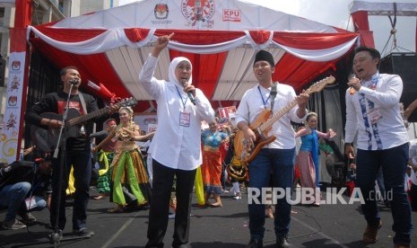 Pasangan calon gubernur dan wagub Jatim nomor urut satu Khofifah Indar Parawansa (kedua kiri)-Emil Elestianto Dardak (kedua kanan) menyanyikan jargon di sela-sela Deklarasi Kampanye Damai Pemilihan Gubernur dan Wakil Gubernur 2018 di Surabaya, Jawa Timur, Ahad (18/2).