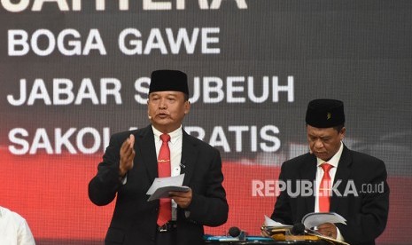 Pasangan calon gubernur dan wagub Jawa Barat nomor urut dua TB Hasanuddin (kiri)-Anton Charliyan (kanan)