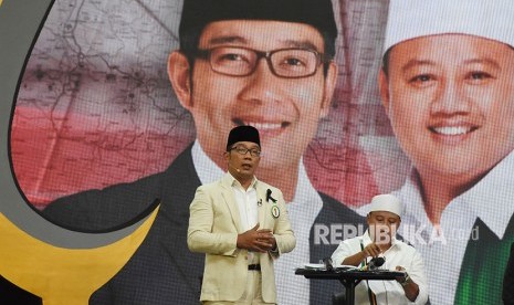 Pasangan calon gubernur dan wagub Jawa Barat nomor urut satu Ridwan Kamil (kiri)-Uu Ruzhanul Ulum (kanan) menyampaikan visi dan misinya pada Debat Publik Putaran Kedua Pillgub Jabar 2018 di Balairung Universitas Indonesia, Depok, Jawa Barat, Senin (14/5). 