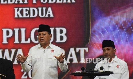 Pasangan calon gubernur dan wagub Jawa Barat nomor urut tiga Sudrajat (kiri)-Ahmad Syaikhu (kanan) menyampaikan visi dan misinya pada Debat Publik Putaran Kedua Pillgub Jabar 2018 di Balairung Universitas Indonesia, Depok, Jawa Barat, Senin (14/5).