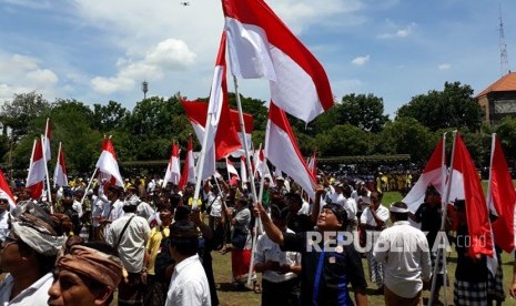 Pasangan calon Gubernur dan Wakil Gubernur Bali Ida Bagus Rai Dharmawijaya Mantra alias Gus Rai dengan Ketut Sudikerta mendaftarkan diri ke Komisi Pemilihan Umum Daerah (KPUD) Provinsi Bali, Selasa (9/1). Paket Mantra-Kerta melaksanakan deklarasi di hadapan 15 ribu simpatisannya di Lapangan Niti Mandala Renon, Kota Denpasar.