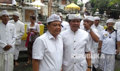 Pasangan calon Gubernur dan Wakil Gubernur Bali Ida Bagus Rai Dharmawijaya Mantra alias Gus Rai dengan Ketut Sudikerta mendaftarkan diri ke Komisi Pemilihan Umum Daerah (KPUD) Provinsi Bali, Selasa (9/1). Paket Mantra-Kerta melaksanakan deklarasi di hadapan 15 ribu simpatisannya di Lapangan Niti Mandala Renon, Kota Denpasar.