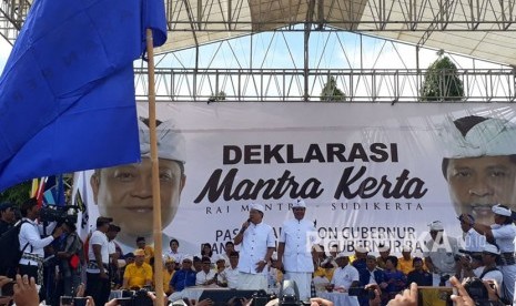 Pasangan calon Gubernur dan Wakil Gubernur Bali, Ida Bagus Rai Dharmawijaya Mantra alias Gus Rai dengan Ketut Sudikerta membacakan pakta integritas di Lapangan Niti Mandala Renon, Denpasar, Selasa (9/1). 