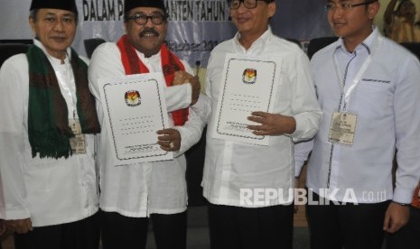 Pasangan calon gubernur dan wakil gubernur Banten Wahidin Halim-Andika Hazrumy (kanan) berfoto bersama pesaingnya Rano Karno-Embay Mulya Syarif. 