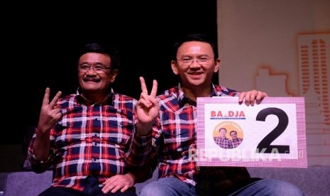  Pasangan Calon Gubernur dan Wakil Gubernur DKI Jakarta Basuki T. Purnama- Djarot Saiful Hidayat menunjukan nomor urut saat rapat pleno pengundian nomor urut pasangan calon gubernur dan wakil gubernur di Jakarta, Selasa (25/10) malam.(Republika/Prayogi)