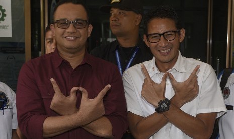 Pasangan calon gubernur dan wakil gubernur DKI Jakarta Anies Baswedan (kiri) dan Sandiaga Uno (kanan) berfoto bersama sebelum menjalani tes bebas narkoba di kantor Badan Narkotika Nasional, Jakarta, Minggu (25/9).