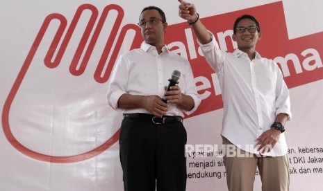 Pasangan calon Gubernur dan Wakil Gubernur DKI Jakarta Anies Baswedan (kiri)dan Sandiaga Uno (kanan) saat peluncuran logo kampanye Salam Bersama di Jakarta, Kamis (20/10).