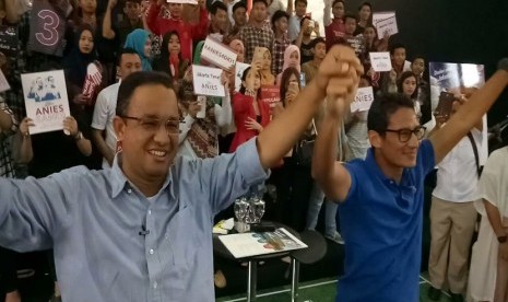 Pasangan Calon Gubernur dan Wakil Gubernur DKI Jakarta, Anies Baswedan dan Sandiaga Uno melakukan pertemuan rutin Rabu Bersama dengan relawan, warga dan komunitas di Gelanggang Remaja, Otista, Jakarta Timur, Rabu (4/1). 