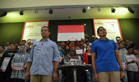 Pasangan Calon Gubernur dan Wakil Gubernur DKI Jakarta, Anies Baswedan dan Sandiaga Uno melakukan pertemuan rutin Rabu Bersama dengan relawan, warga dan komunitas di Gelanggang Remaja, Otista, Jakarta Timur, Rabu (4/1). 