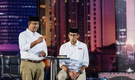 Pasangan calon Gubernur dan Wakil Gubernur DKI Jakarta Anies Baswedan (kiri) didampingi Sandiaga Uno (kanan) menyampaikan visi dan misinya saat Debat Calon Gubernur dan Wakil Gubernur DKI Jakarta di Hotel Bidakara, Jakarta, Jumat (13/1). 