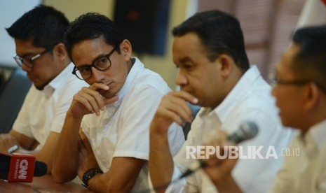 Pasangan calon Gubernur dan Wakil Gubernur DKI Jakarta, Anies Rasyid Baswedan (kedua kanan)-Sandiaga Uno (kedua kiri) dan tim konsultan pemenangan Anies-Sandi Eep Saefulloh (kanan) memberikan keterangan kepada awak media saat acara silaturahmi media di Kan