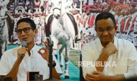 Pasangan calon Gubernur dan Wakil Gubernur DKI Jakarta, Anies Rasyid Baswedan (kanan)-Sandiaga Uno (kiri) 