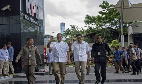 Pasangan Calon Gubernur dan Wakil Gubernur DKI Jakarta, Anies Baswedan (kedua kiri) dan Sandiaga Uno (kedua kanan) menyapa wartawan saat tiba di gedung KPK, Jakarta, Selasa (21/3). 