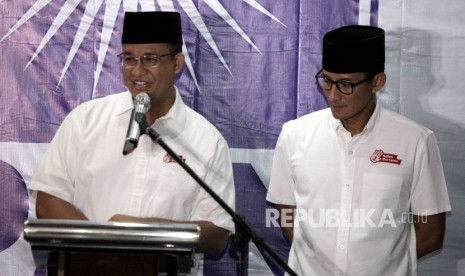 Pasangan Calon Gubernur dan Wakil GUbernur DKI Jakarta Anies Baswedan-Sandiaga Uno menyampaikan pidato sambutannya di kantor DPP PAN, Jakarta, Rabu (22/3) . 