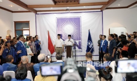 Pasangan Calon Gubernur dan Wakil GUbernur DKI Jakarta Anies Baswedan-Sandiaga Uno menyampikan pidato sambutannya di kantor DPP PAN, Jakarta, Rabu (22/3) 