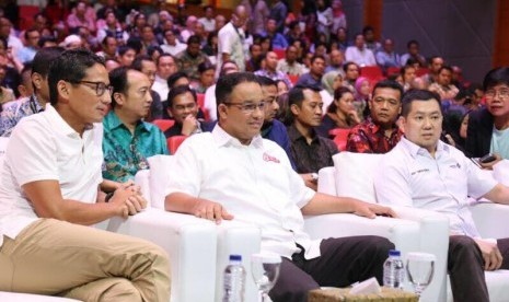 Pasangan calon gubernur dan wakil gubernur DKI Jakarta, Anies Baswedan dan Sandiaga Uno, menghadiri acara Forum Manager MNC di Plenery Hall, Inews Center lantai 14/15, Menteng, Jakarta Pusat, Jumat (7/4).