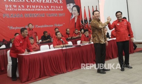 Pasangan Calon Gubernur dan Wakil Gubernur DKI Jakarta Basuki Tjahaja Purnama dan Djarot Syaiful Hidayat bersalaman seusai menandatangani kontrak saat deklarasi Pasangan Calon PDI Perjuangan di Kantor DPP PDI Perjuangan, Jakarta, Selasa (20/9).