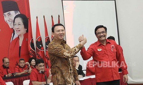 Pasangan Calon Gubernur dan Wakil Gubernur DKI Jakarta Basuki Tjahaja Purnama dan Djarot Syaiful Hidayat bersalaman seusai menandatangani kontrak saat deklarasi Pasangan Calon PDI Perjuangan di Kantor DPP PDI Perjuangan, Jakarta, Selasa (20/9).