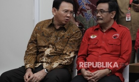 Pasangan Calon Gubernur dan Wakil Gubernur DKI Jakarta Basuki Tjahaja Purnama (kiri) dan Djarot Syaiful Hidayat (kanan) berbincang sebelum menandatangani kontrak saat deklarasi Pasangan Calon PDI Perjuangan di Kantor DPP PDI Perjuangan, Jakarta, Selasa (20