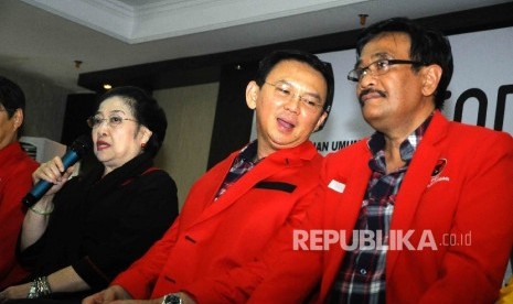 Pasangan calon gubernur dan wakil gubernur DKI Jakarta Basuki Tjahaja Purnama dan Djarot Saifut Hidayat bersama Ketua Umum PDIP Megawati Soekarnoputri memberikan keterangan kepada wartawan seusai mendaftar sebagai Pasangan calon gubernur dan wakil gubernur