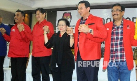 Pasangan calon gubernur dan wakil gubernur DKI Jakarta Basuki Tjahaja Purnama dan Djarot Saifut Hidayat bersama Ketua Umum PDIP Megawati Soekarnoputri berfoto bersama saat mendaftar sebagai Pasangan calon gubernur dan wakil gubernur DKI Jakarta periode 201