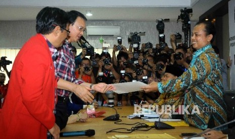 Pasangan calon gubernur dan wakil gubernur DKI Jakarta Basuki Tjahaja Purnama dan Djarot Saifut Hidayat menyerahkan dokumen syarat pencalonan kepada Ketua Komisi Pemilihan Umum Daerah DKI Jakarta Sumarno saat mendaftar sebagai Pasangan calon gubernur dan w